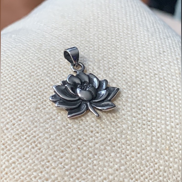 Sterling lotus charm 🪷 - Picture 1 of 2